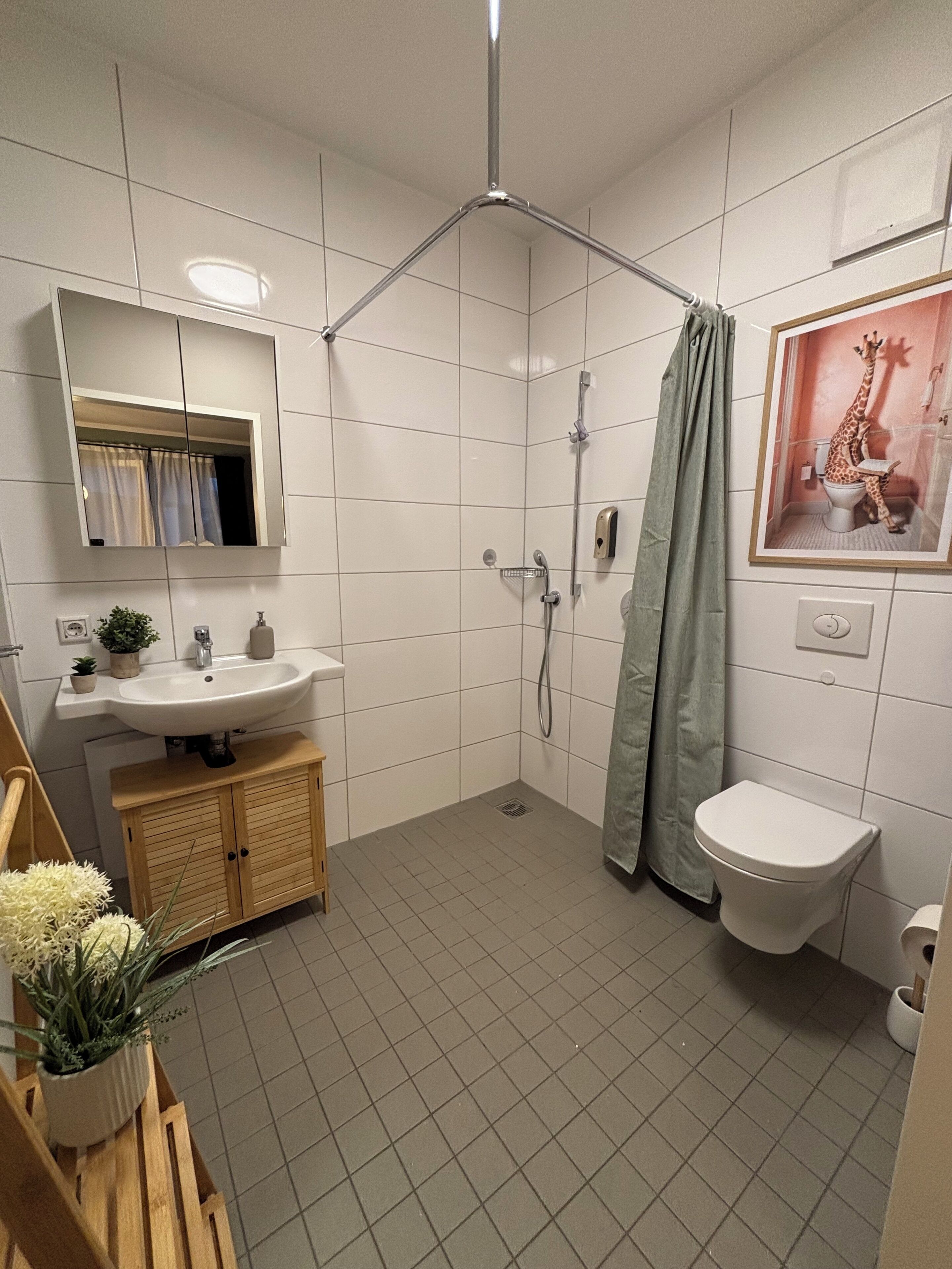Bruser, hårtørrer, Sæbe, Toiletpapir