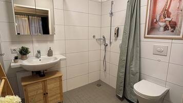 Bruser, hårtørrer, Sæbe, Toiletpapir
