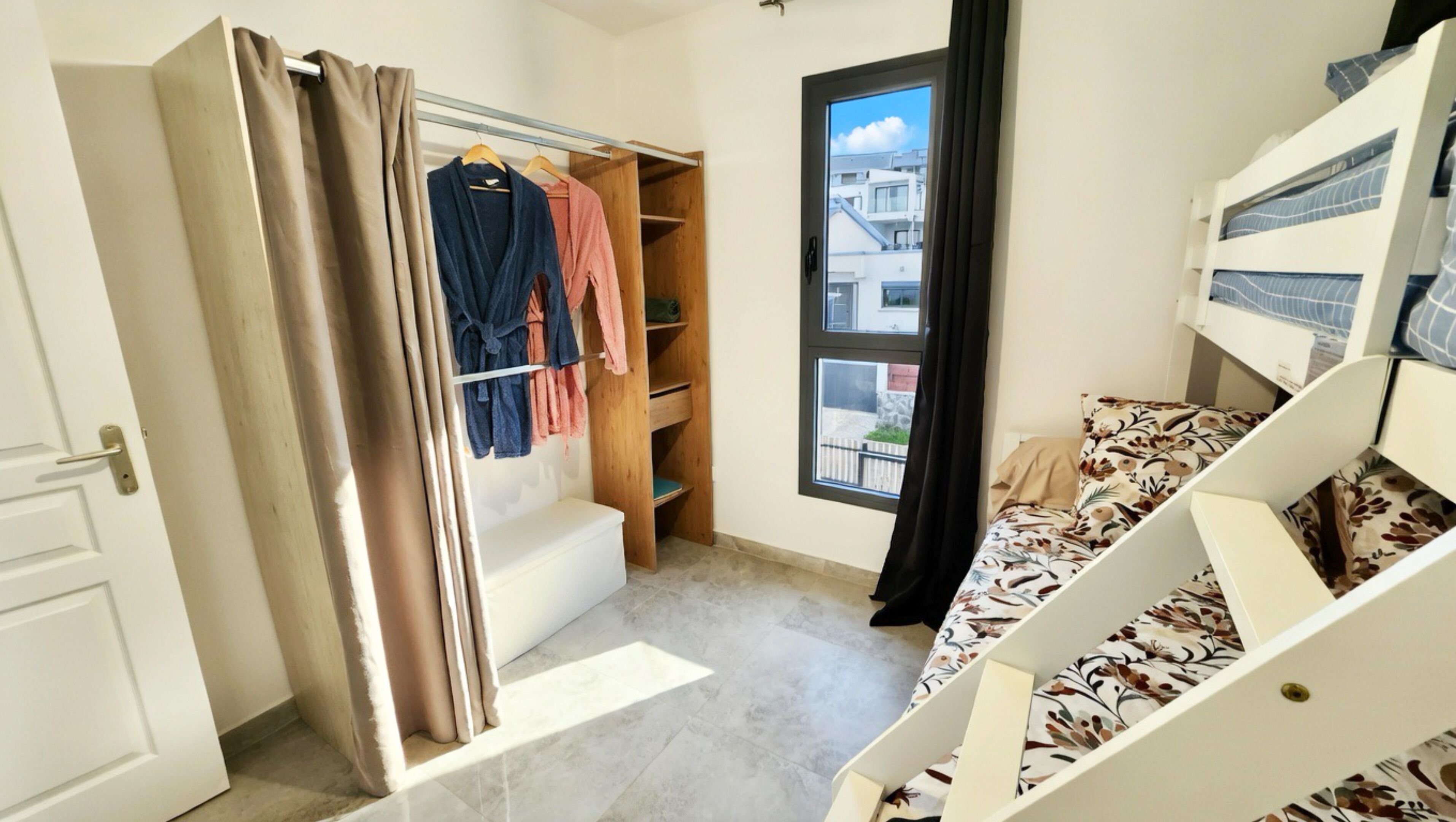 3 Schlafzimmer, Schreibtisch, Bügeleisen/Bügelbrett, Reisekinderbett