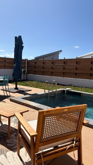 Outdoor pool - Modern villa with swimming pool, panoramic view - near airport (Beauséjour (Sainte-Marie))