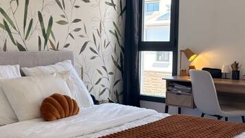 3 chambres, bureau, fer et planche Ă repasser, lit parapluie