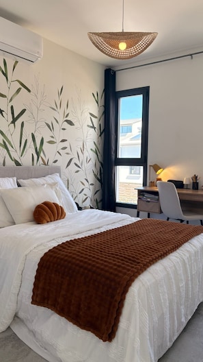 3 makuuhuonetta, työpöytä, silitysrauta/-lauta, vauvan matkasänky