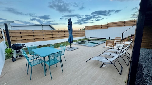 Villa moderne tout confort avec piscine, vue panoramique – proche aéroport