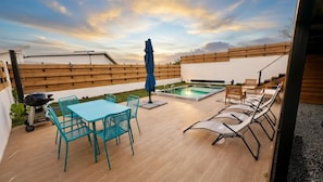 A patio with a pool, outdoor furniture, and a barbecue grill. - Modern, fully equipped villa—heated pool, panoramic view—near the airport (Beauséjour (Sainte-Marie))