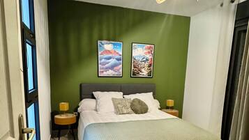 3 chambres, bureau, fer et planche Ă repasser, lit parapluie