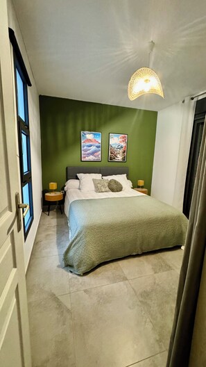 3 bedrooms, desk, iron/ironing board, travel crib