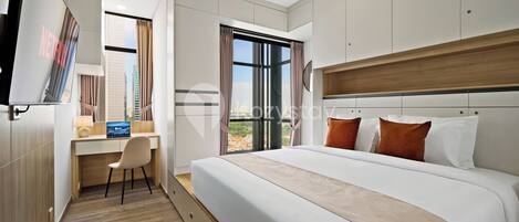 Appartamento, 1 camera da letto, vista città | Una scrivania, postazione laptop, ferro/asse da stiro, Wi-Fi gratuito