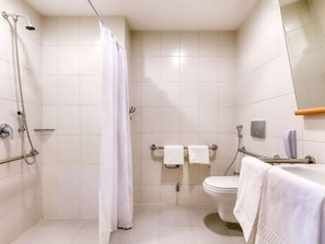 A bathroom with a shower, toilet, and a towel rack. - Ibis Budget Bh Savassi (Belo Horizonte)