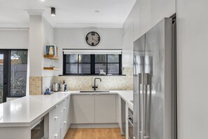 ثلاجة، ميكروويف، فرن، موقد طهي مسطح