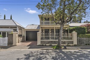 Exterior - Family Retreat with Balcony and Courtyard (Parkside)