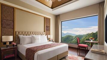 Chambre Deluxe double, vue sur la montagne | Coffre-fort pour ordinateur portable, bureau