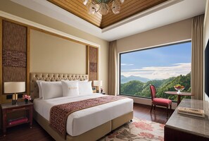 خزنة داخل الغرفة ومكتب ومساحة عمل للكمبيوتر المحمول وستائر تعتيم