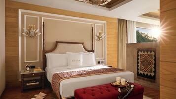 Habitació superior, 1 llit de matrimoni gran, vistes a la muntanya (Premium Room) | Caixa forta a l'habitació i escriptori