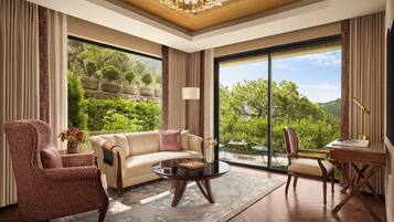 Premium Double Room, Balcony, Mountain View | Living area