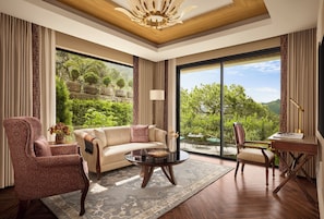 Premium Double Room, Balcony, Mountain View | Living area