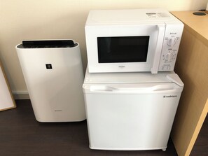 A compact kitchen setup with a microwave, a small refrigerator, and a trash bin. - 2min walk from Nakano Station 1min walk to Nakano Broadway MAX6 Guests(4) (中野区中野)