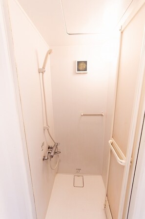 Shower, hair dryer, towels, soap - 2min walk from Nakano Station 1min walk to Nakano Broadway MAX6 Guests(4) (中野区中野)