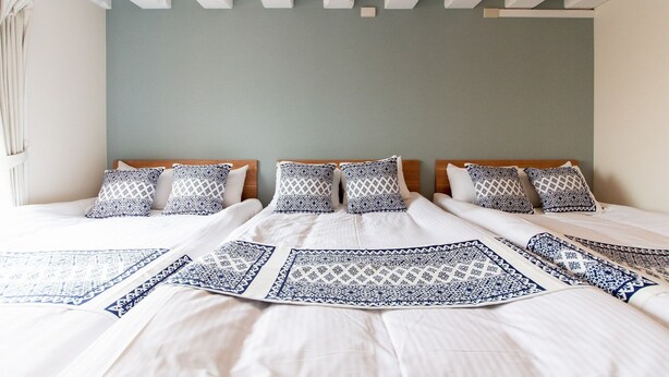 A hotel room with a large bed, multiple pillows, and a wooden headboard. - 2min walk from Nakano Station 1min walk to Nakano Broadway MAX6 Guests(4) (中野区中野)