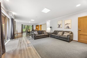 智能电视、壁炉