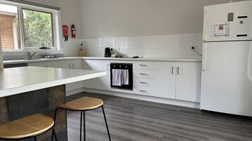 Fridge, oven, stovetop, dishwasher