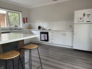 Fridge, oven, stovetop, dishwasher