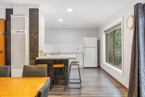 Kangaroo House - Spacious and Modern 4BR Home | Wildlife & Bushland Access