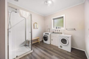 Dusche, Haartrockner, Shampoo