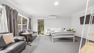 4 bedrooms, iron/ironing board, WiFi (free), bed sheets