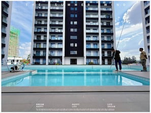 Una piscina al aire libre