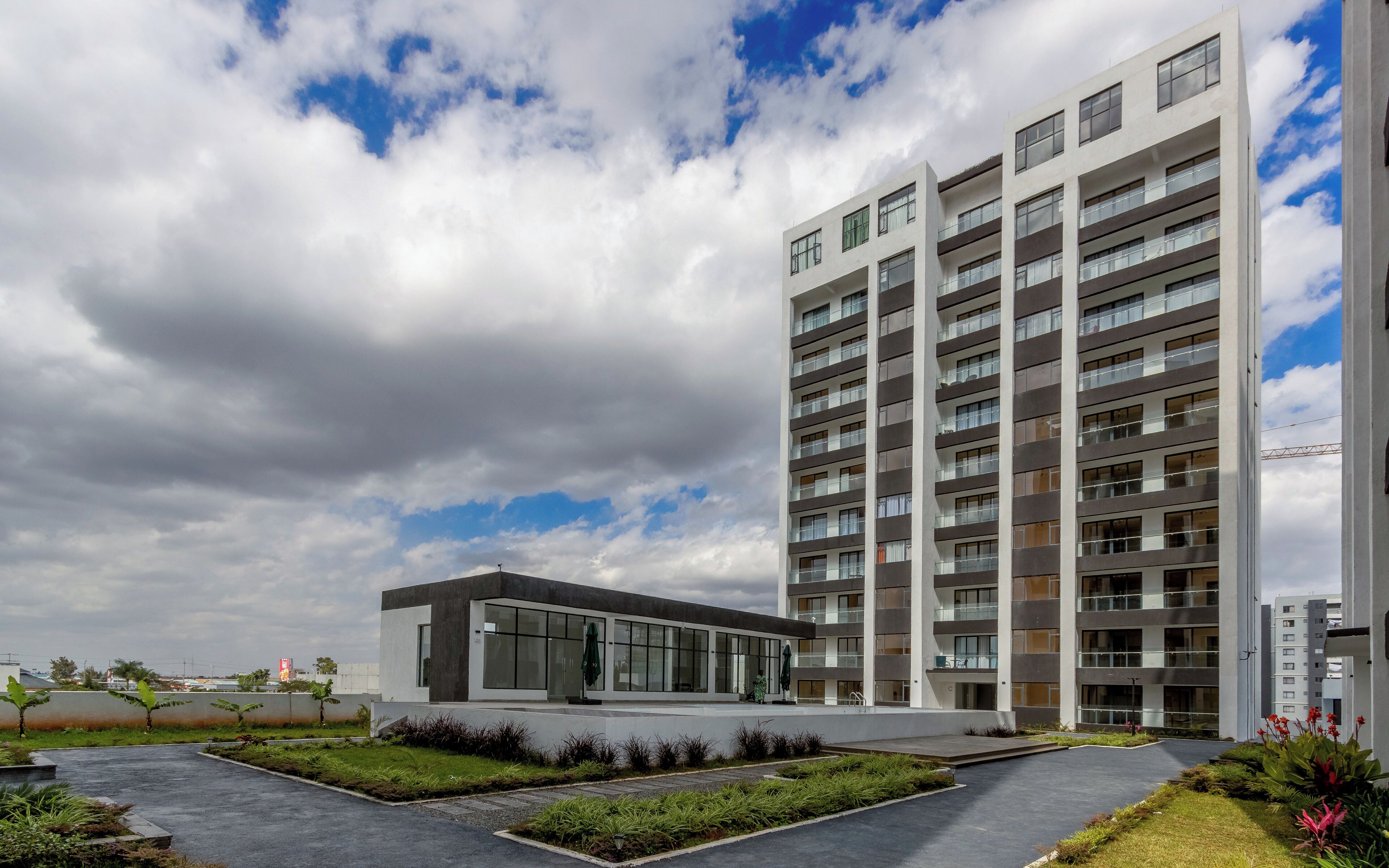 Un immeuble moderne à plusieurs étages, doté d’un toit plat et de grandes fenêtres.