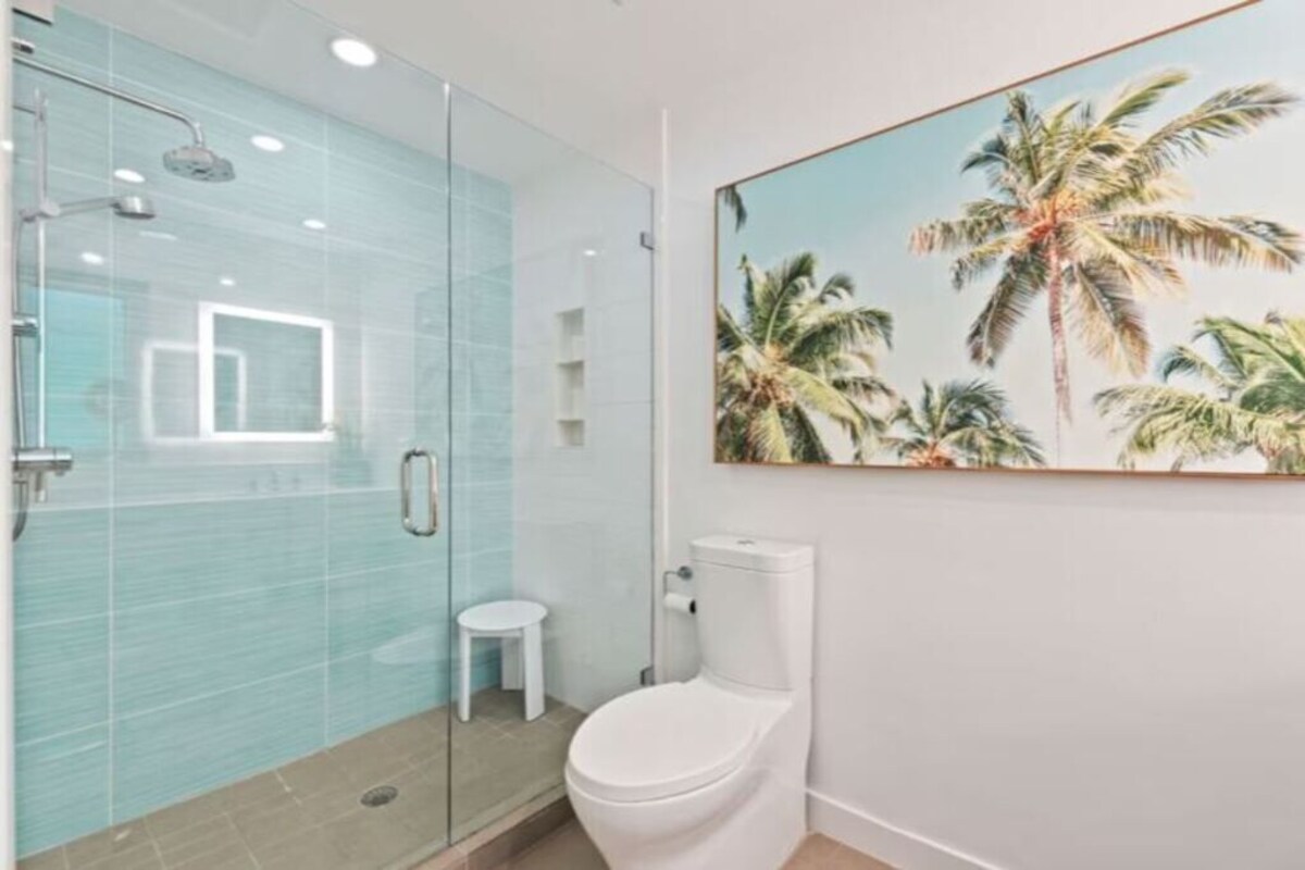 Photo 19 of Modern, Luxurious Villa in Park Shore w/Private Beach Access & Heated Pool