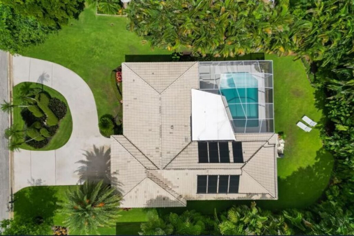 Photo 24 of Modern, Luxurious Villa in Park Shore w/Private Beach Access & Heated Pool