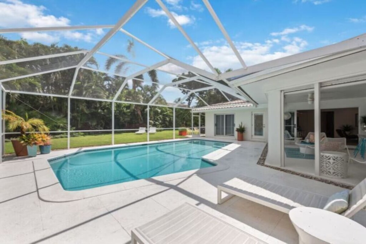 Photo 7 of Modern, Luxurious Villa in Park Shore w/Private Beach Access & Heated Pool