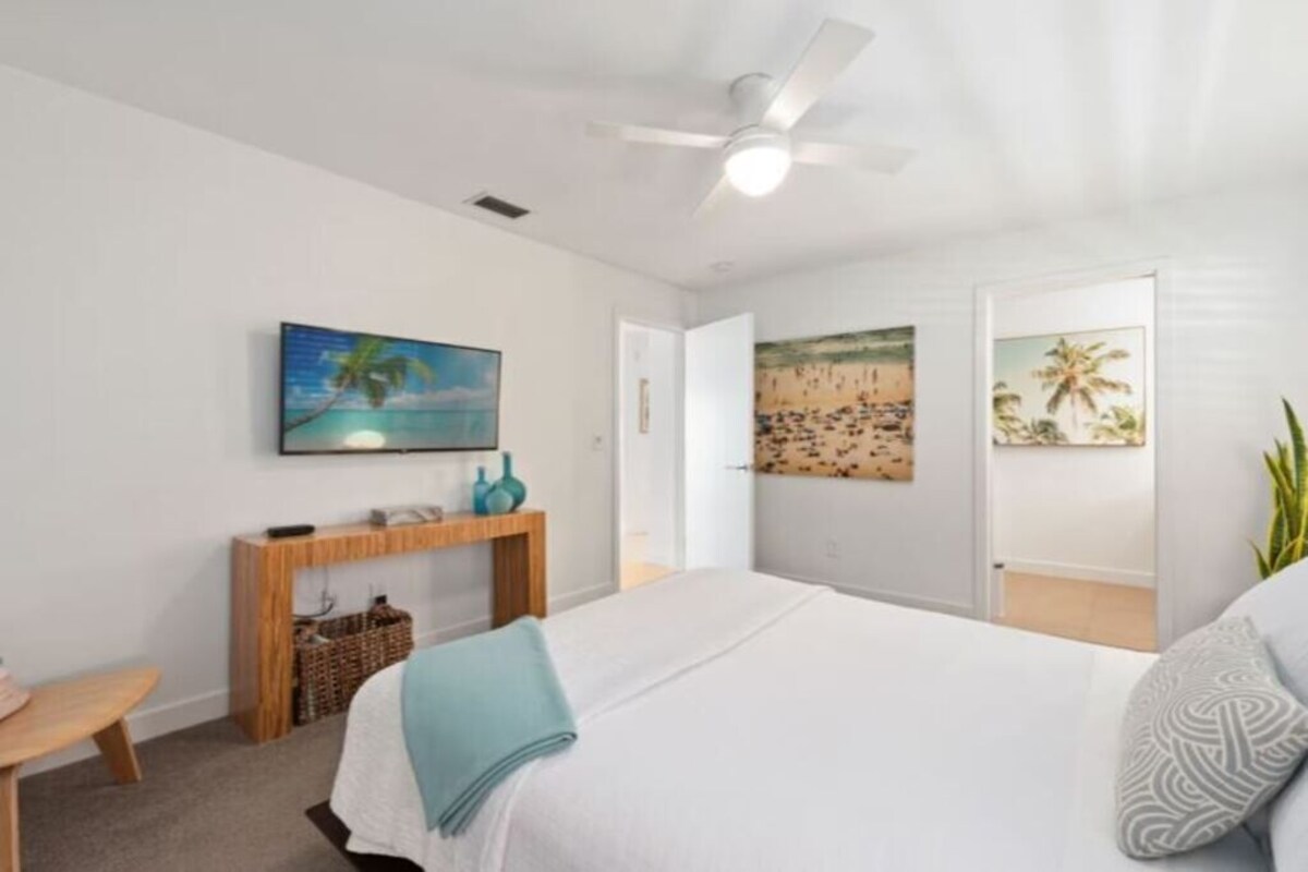 Photo 18 of Modern, Luxurious Villa in Park Shore w/Private Beach Access & Heated Pool