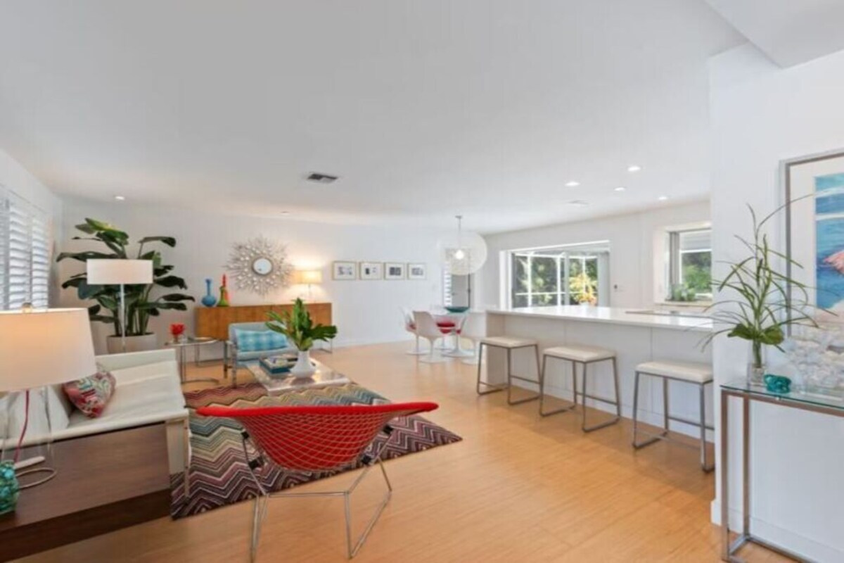 Modern, Luxurious Villa in Park Shore w/Private Beach Access & Heated Pool
