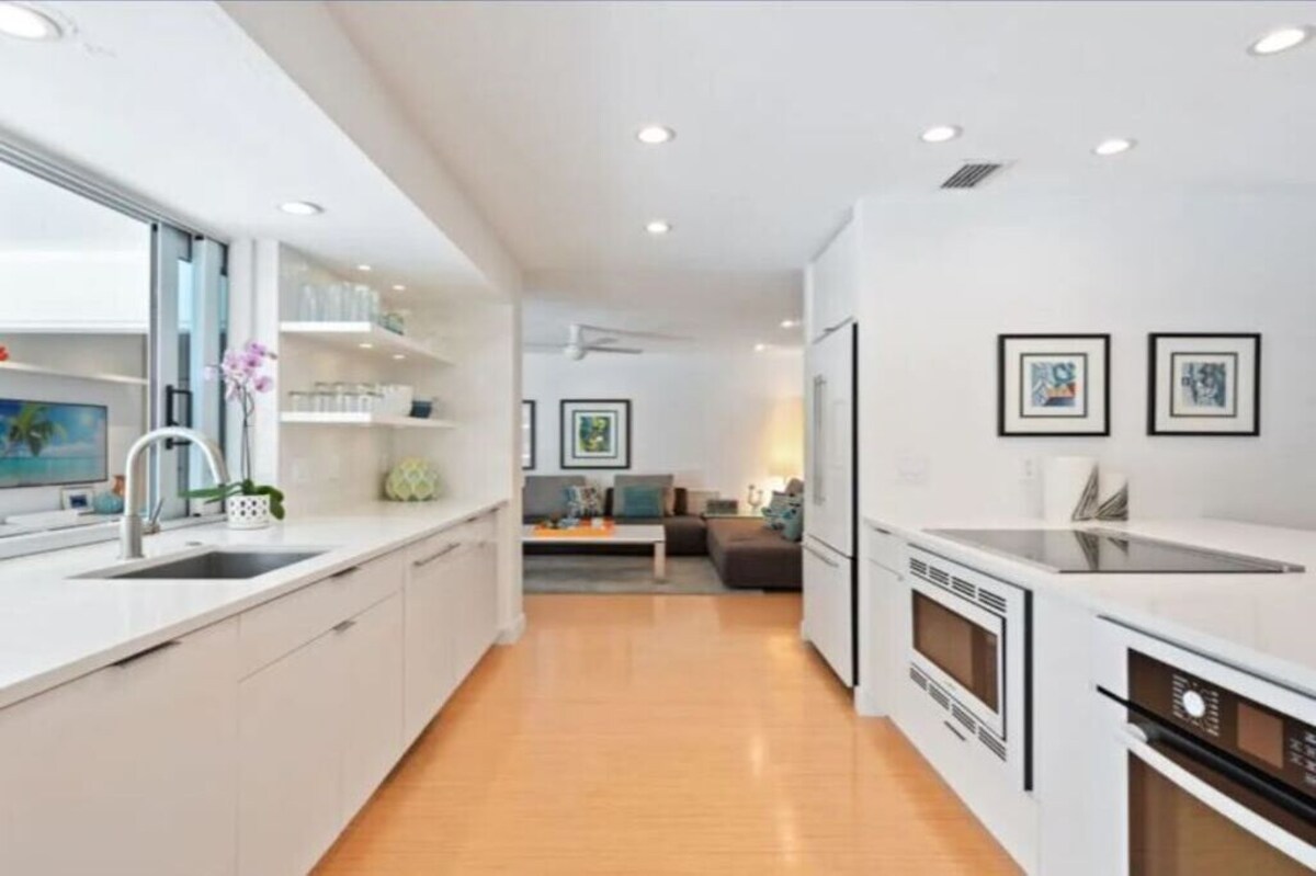 Photo 11 of Modern, Luxurious Villa in Park Shore w/Private Beach Access & Heated Pool