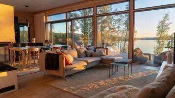 Una Smart TV, una chimenea, un reproductor estéreo