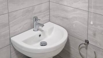 Een haardroger, handdoeken