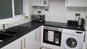 Een koelkast, een microgolfoven, een oven, een kookplaat