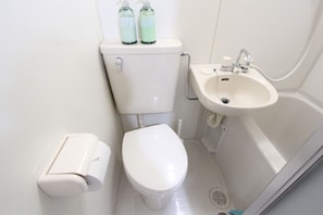 SĂšche-cheveux, serviettes fournies, savon, papier toilette