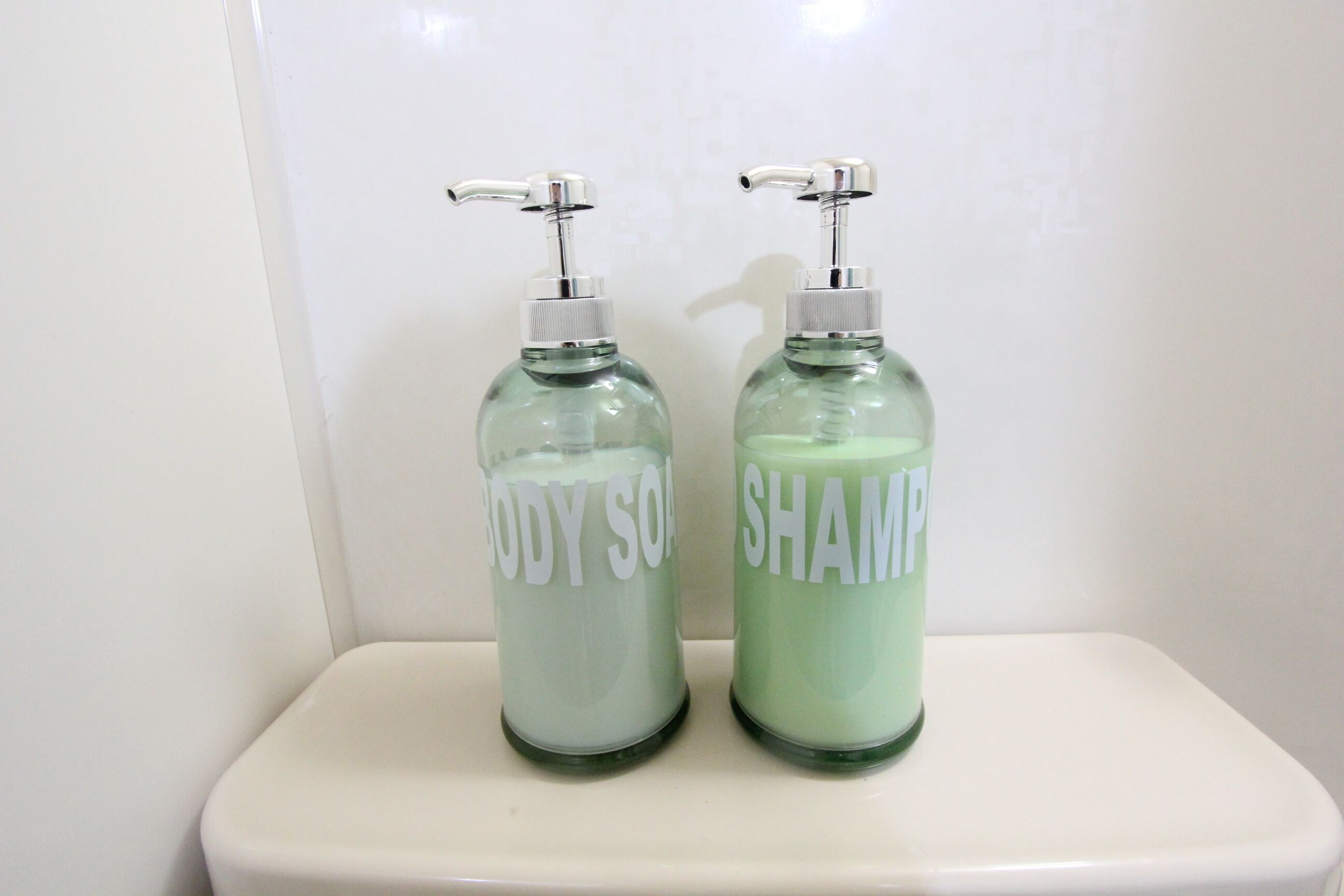 Haartrockner, Handtücher, Seife, Toilettenpapier