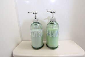 Haartrockner, Handtücher, Seife, Toilettenpapier