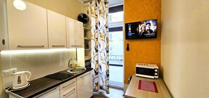 Fridge, microwave, stovetop, coffee/tea maker - Cosy studio Old Town Kraków with balcony backyard side (Kraków)