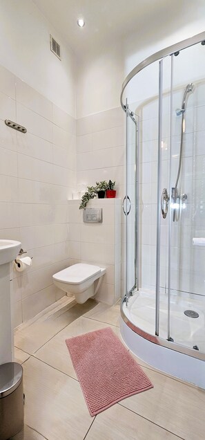 Een douche, een haardroger, handdoeken, zeep