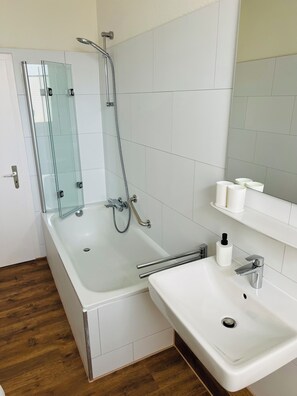 Secadora de cabello, toallas, papel de baño
