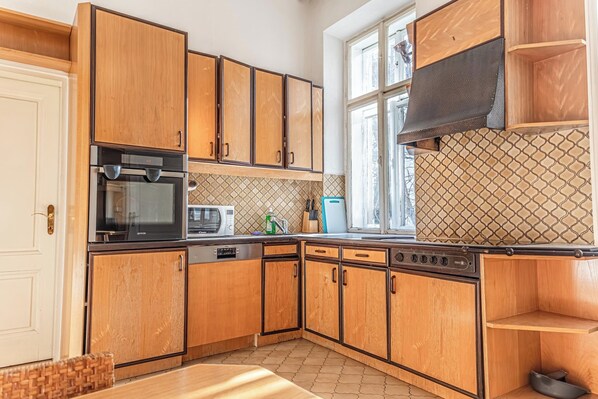 Basic Apartment | Private kitchen | Fridge, microwave, oven, stovetop