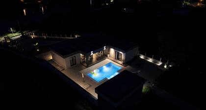 Luxury Lakefront Villa w/Private Pool & Stunning Views