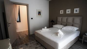 Tabla de planchar con plancha, wifi, ropa de cama