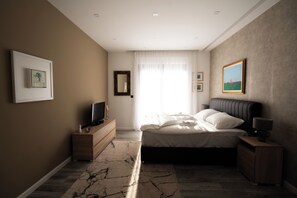 Een strijkplank/strijkijzer, wifi, beddengoed