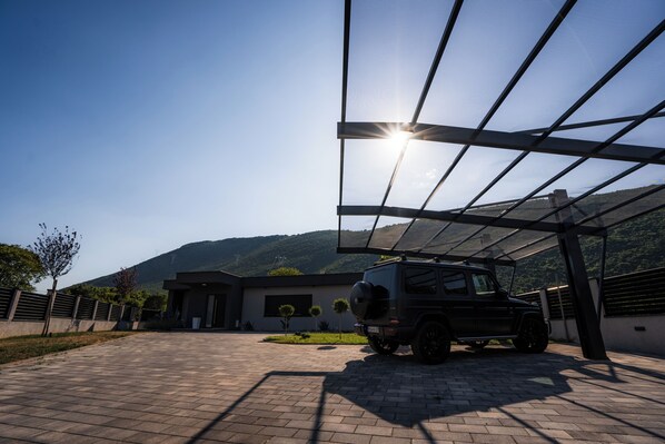 Property grounds - Luxury Lakefront Villa w/Private Pool & Stunning Views (Mostar)